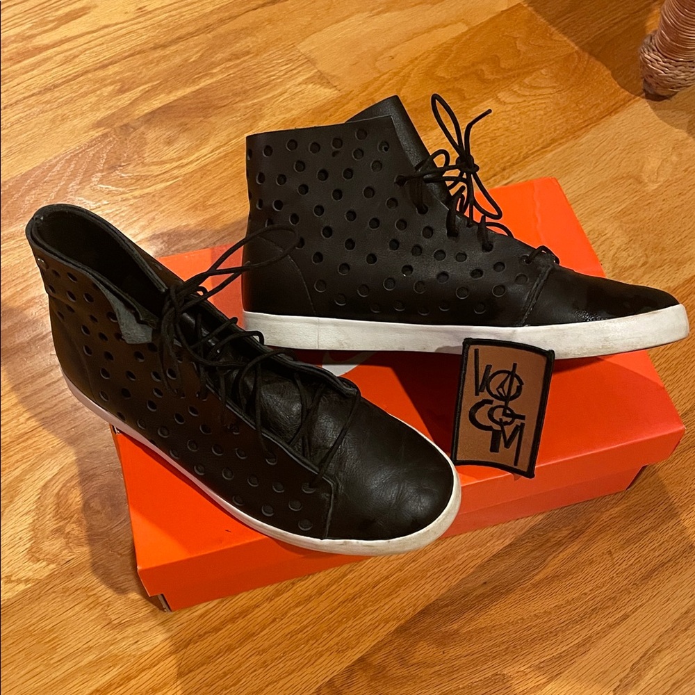 Volcom Women's Buzz skate hi Sneakers black leather size 7.5 high top